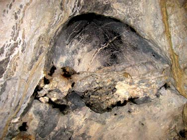 Одна из «жилых частей» в пещерах Ломбрив, где когда-то прятались Катары